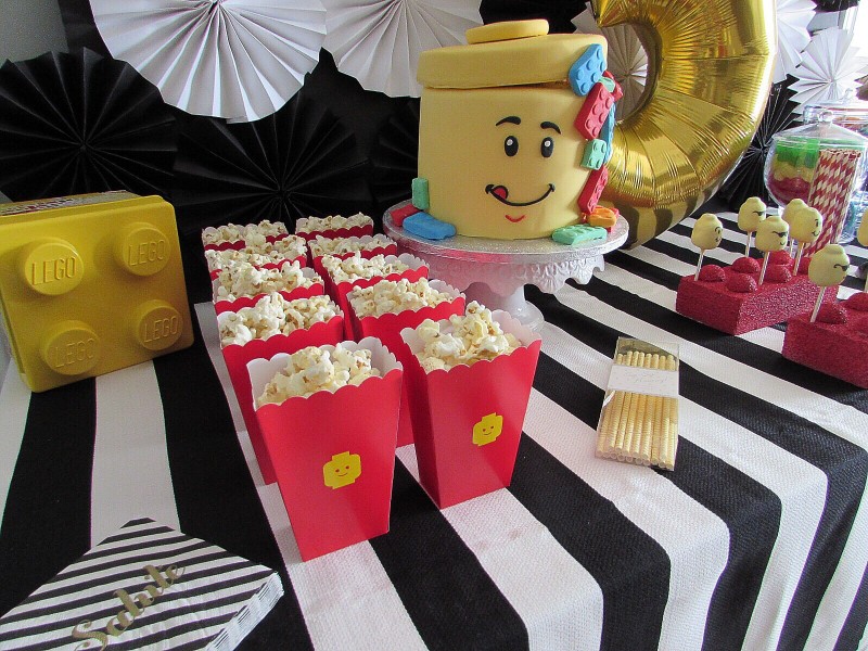 Perfect Lego themed party table sparkleshinylove