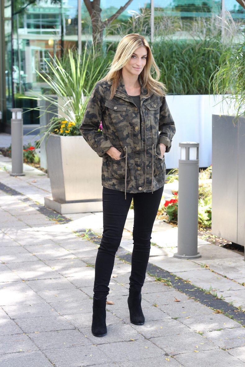 Camo-jacket-green-top-and-black-skinny-jeans-from-suzy-shier