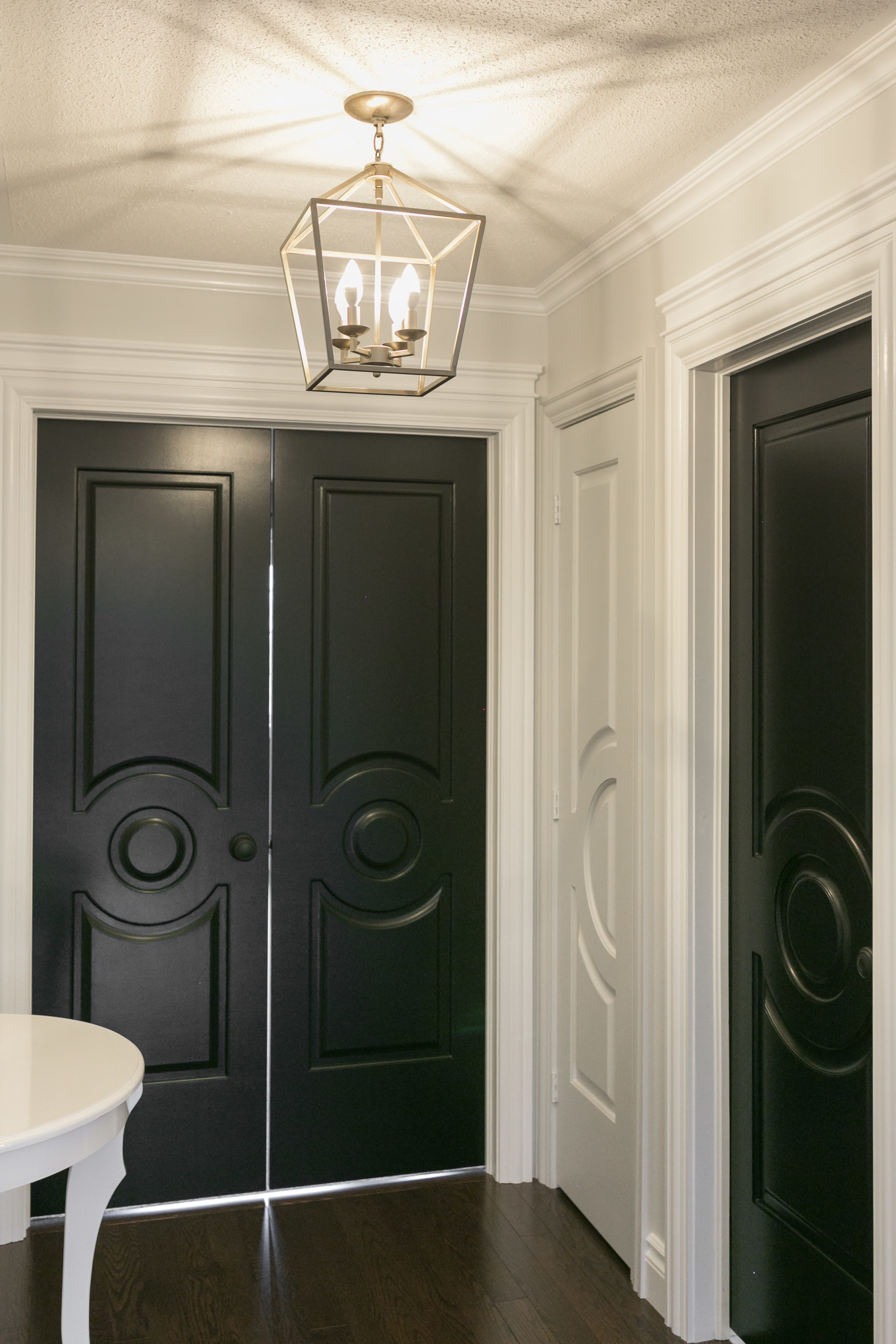 white hallway with black doors metrie sparkleshinylove