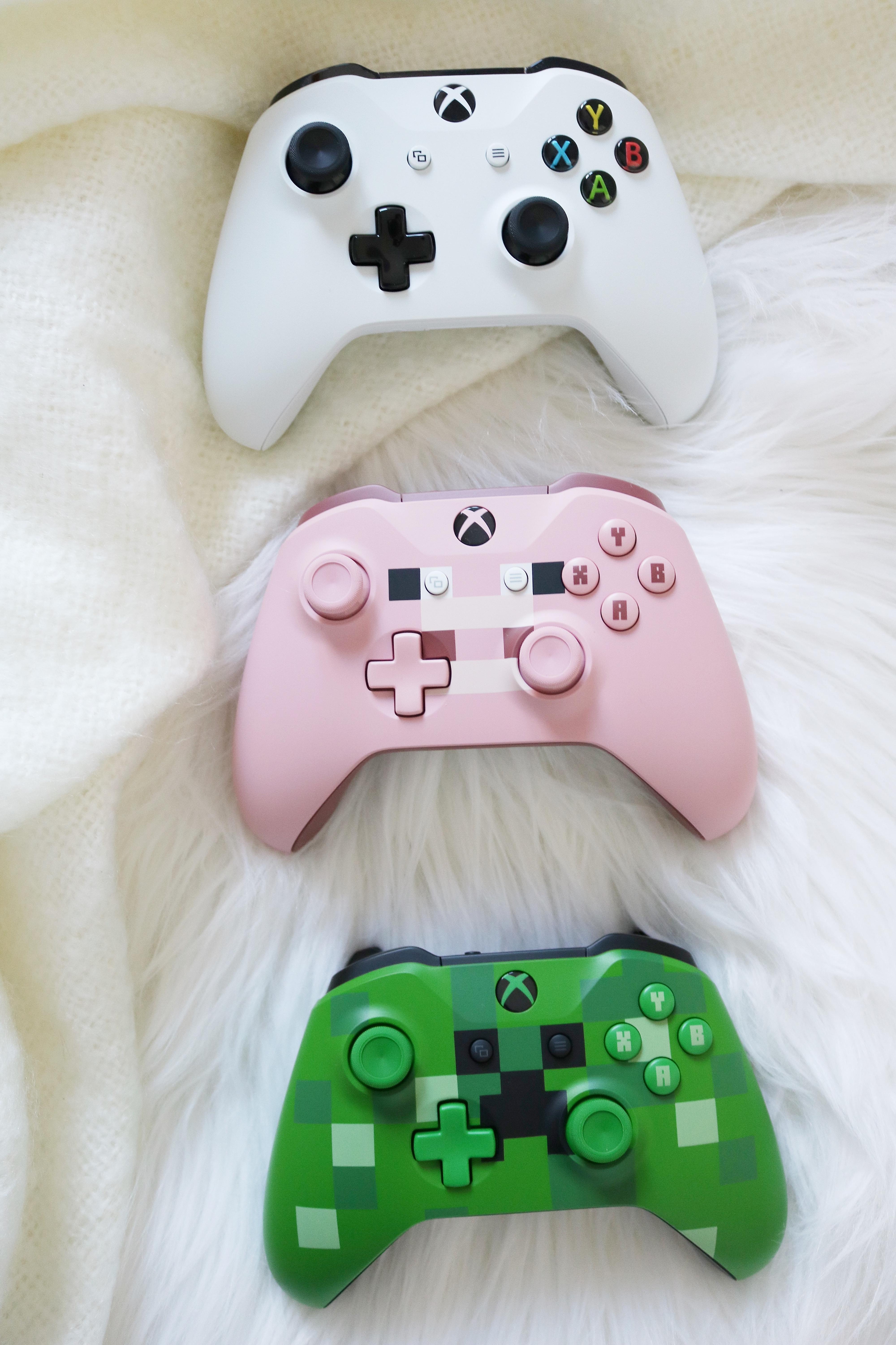 what the minecraft xbox one controllers look like