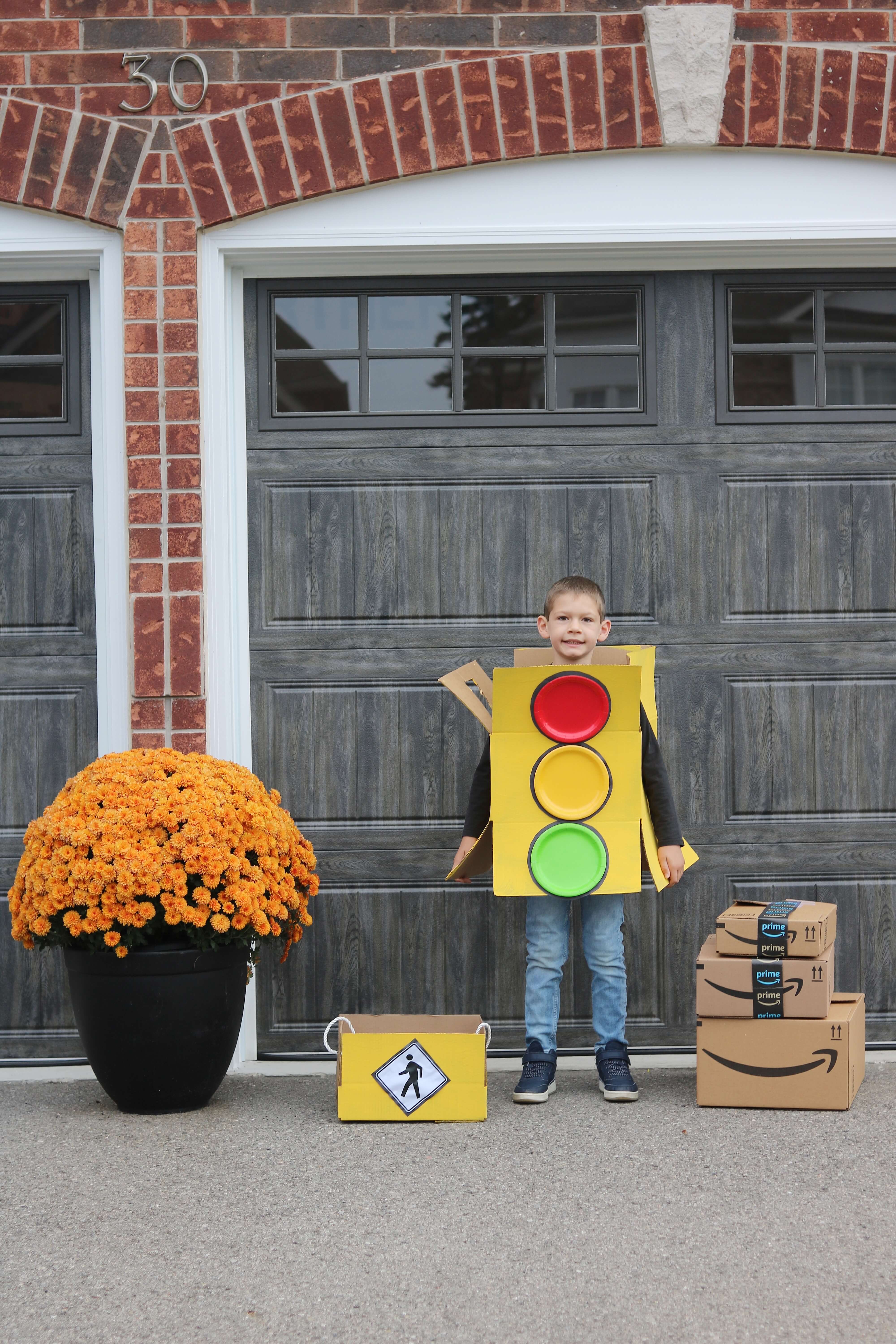 Amazon #Boxtume ; Halloween costume made out of boxes; stop light home made costume