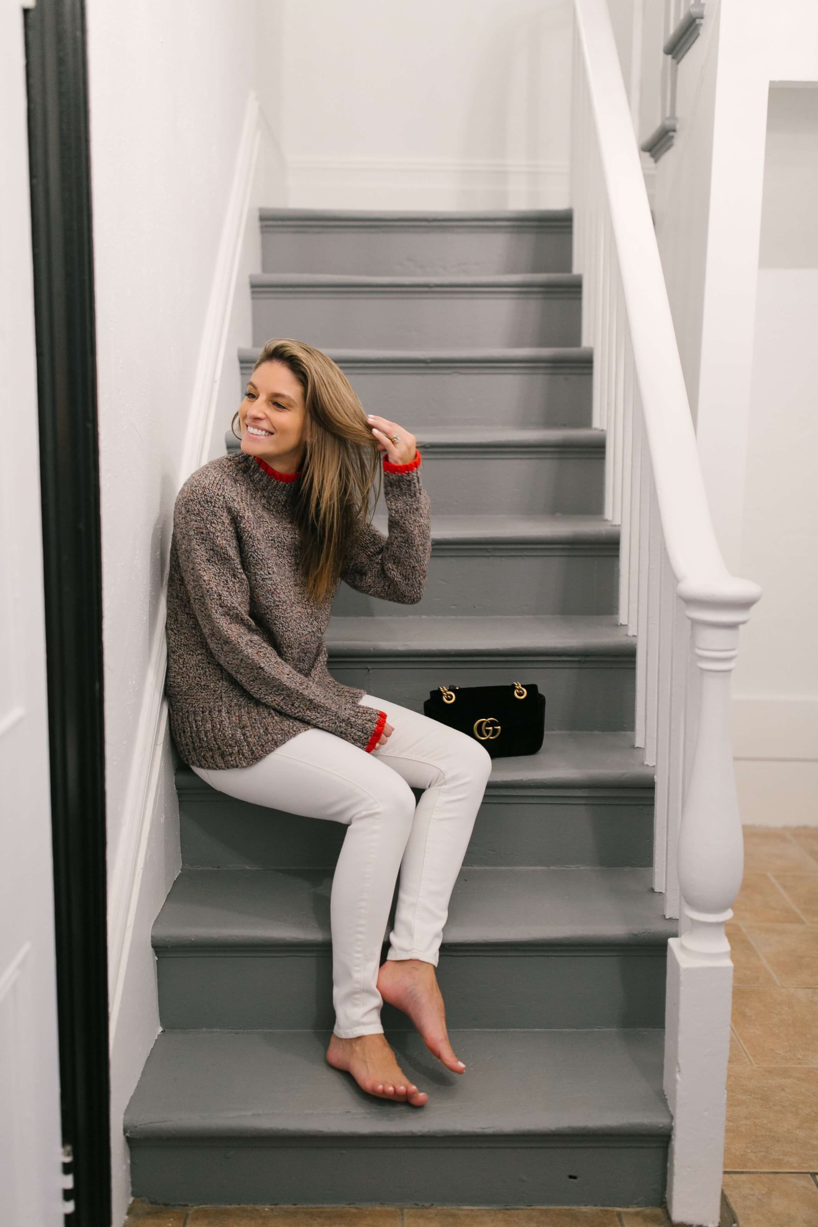 Cozy winter look; white jeans and a sweater